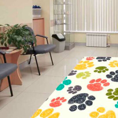 alfombra-pvc-veterinaria-huellas-colores