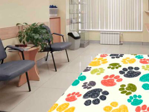 alfombra-pvc-veterinaria-huellas-colores