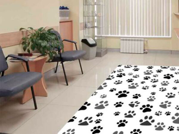 alfombra-pvc-veterinaria-huellas-negras