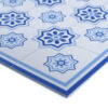 Alfombra vinílica formas azulejos azules