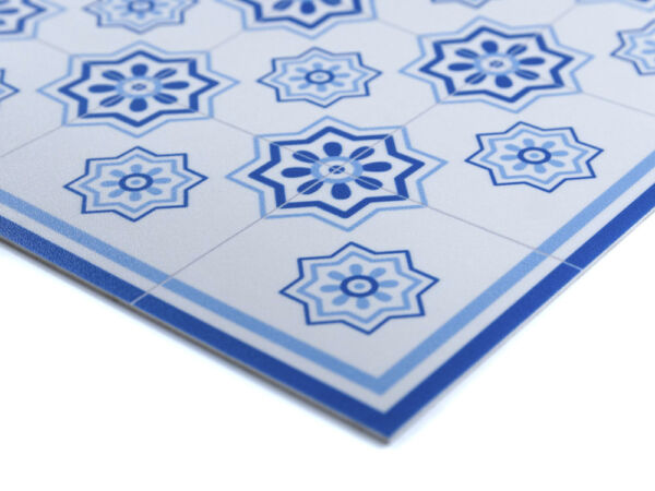 Alfombra vinílica formas azulejos azules
