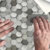 fotomural-hexagonos-tonos-grises-manos