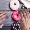 fotomural-tipos-de-donuts-manos