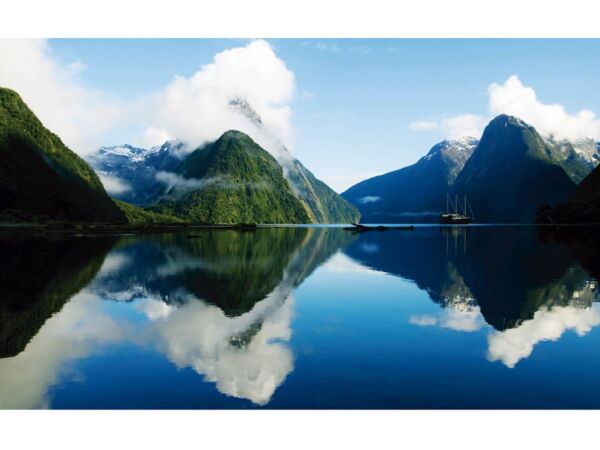 Vinilo Frigorífico Lago entre Montañas